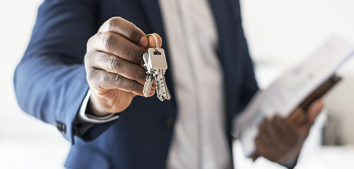 Do You NEED an "Investor-Friendly" Agent to Buy an Investment Property? 2 Real estate agent handing the house key